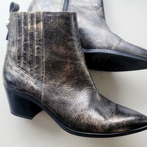 Ladies ankle boots.